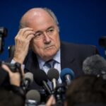 Sepp Blatter tijdens een gespannen persmoment rond een FIFA-controverse