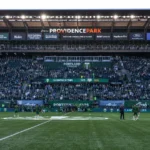 Breed zicht op het stadion van Portland Timbers tijdens de opwarming voor een wedstrijd