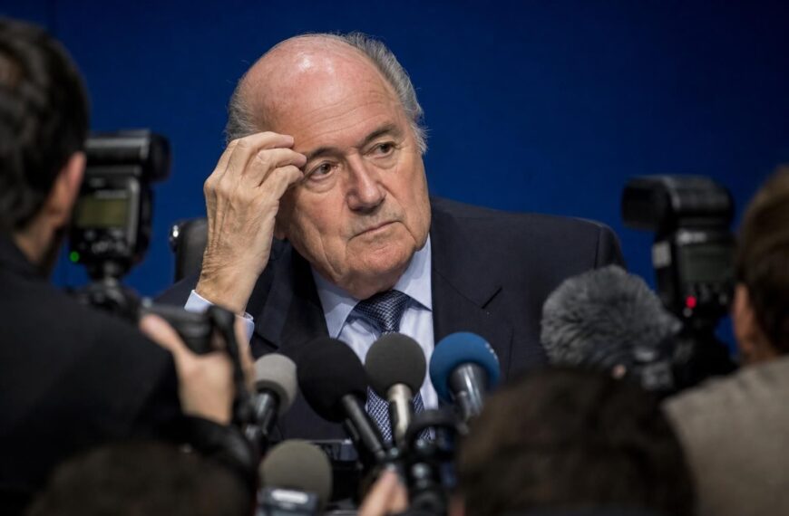 Sepp Blatter tijdens een gespannen persmoment rond een FIFA-controverse