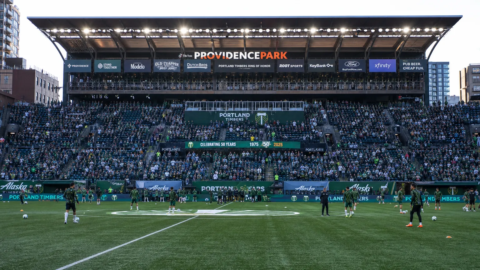 Breed zicht op het stadion van Portland Timbers tijdens de opwarming voor een wedstrijd