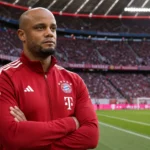 Vincent Kompany langs de zijlijn in het stadion van Bayern München
