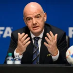 Gianni Infantino tijdens een FIFA-persmoment over plannen voor het WK.