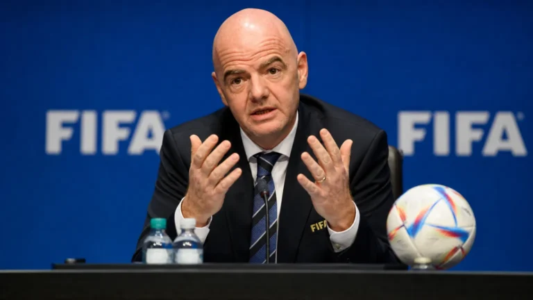 Gianni Infantino tijdens een FIFA-persmoment over plannen voor het WK.