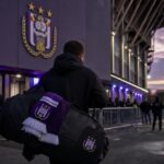 Transfersfeer rond RSC Anderlecht met paarse clubkleuren en stadionomgeving