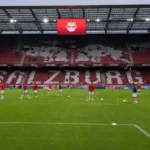 Brede blik op het stadion van RB Salzburg tijdens de opwarming voor een wedstrijd