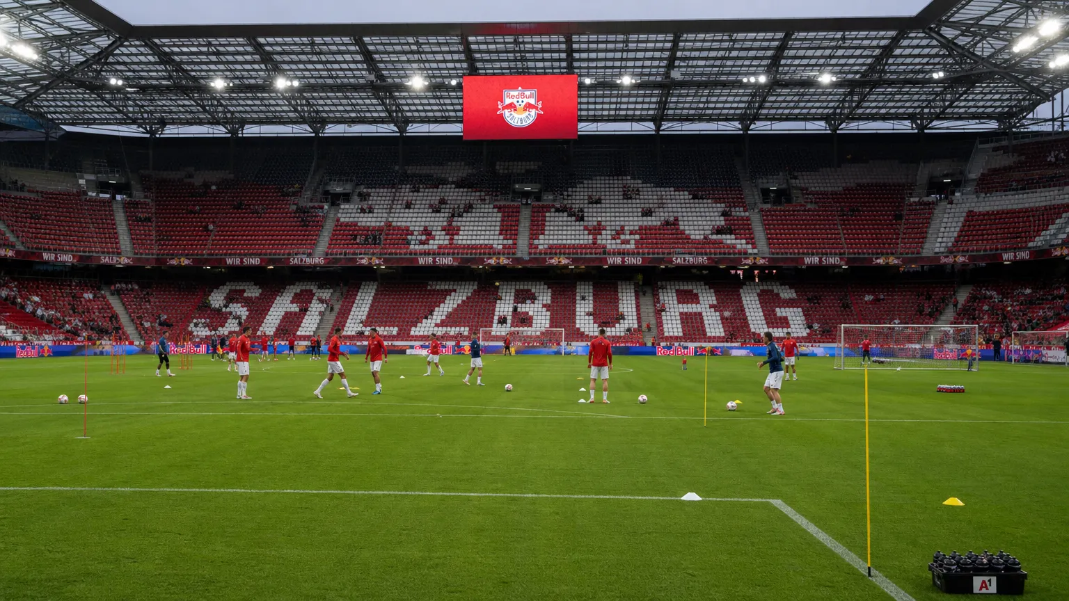 Brede blik op het stadion van RB Salzburg tijdens de opwarming voor een wedstrijd