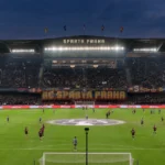 Spelers van Sparta Praag warmen in groep op in een gevuld stadion
