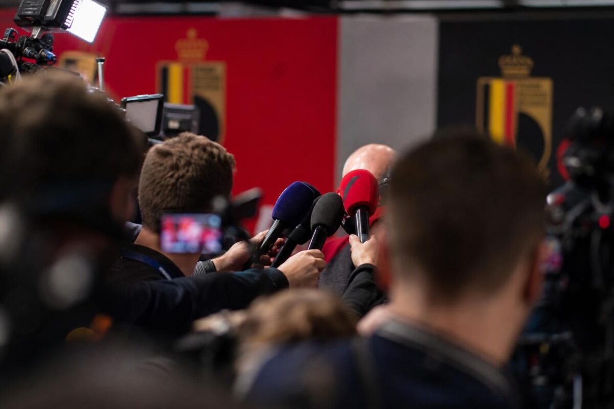 Persmicrofoons in een gespannen WK-context rond de Balogun-affaire.