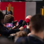 Persmicrofoons in een gespannen WK-context rond de Balogun-affaire.