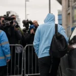 Transferachtige stadionomgeving bij Manchester City met persdrukte en supporters zonder herkenbare gezichten