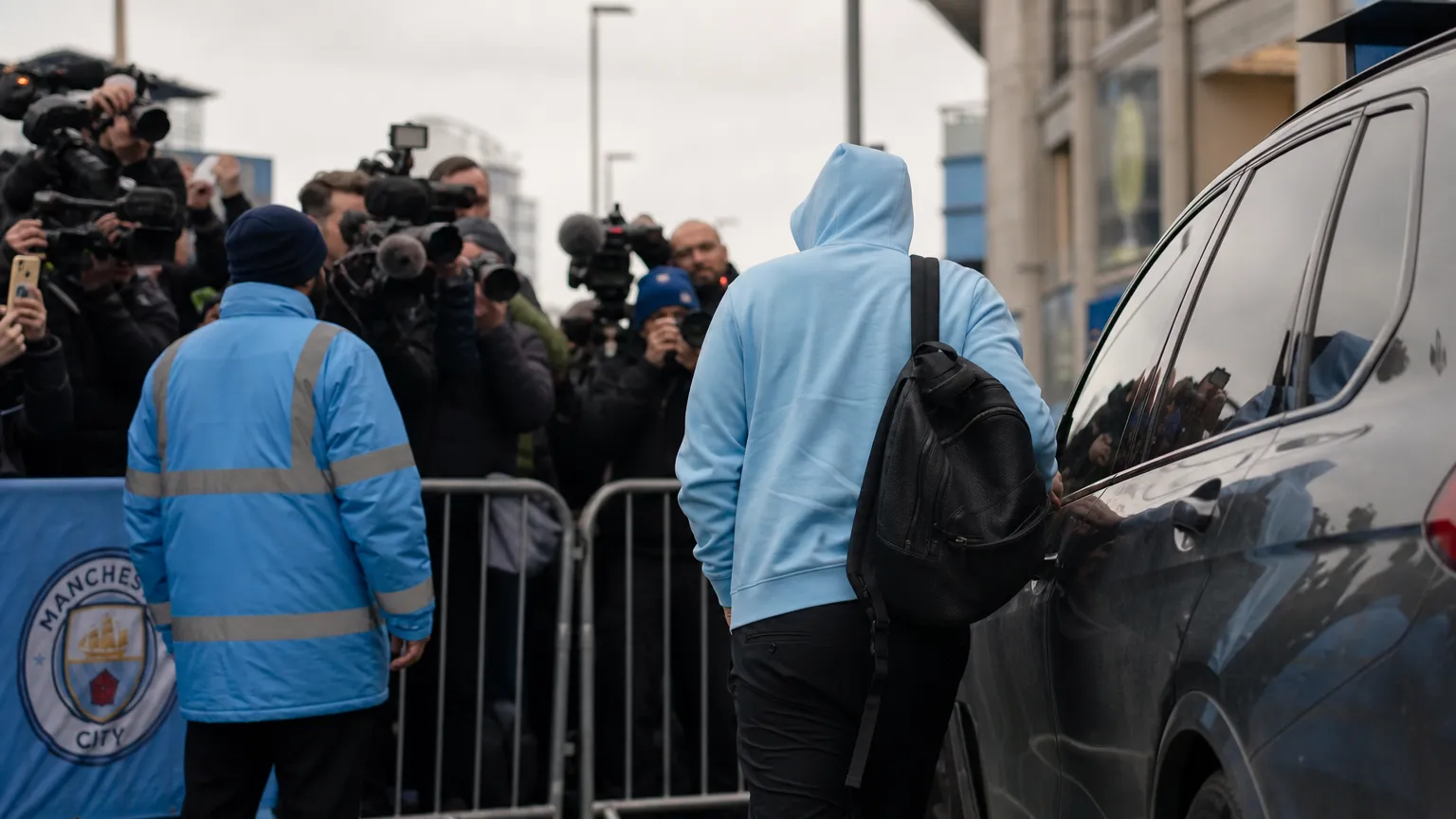 Transferachtige stadionomgeving bij Manchester City met persdrukte en supporters zonder herkenbare gezichten