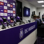 Perszaal van RSC Anderlecht met journalisten en een paars-witte mediawand