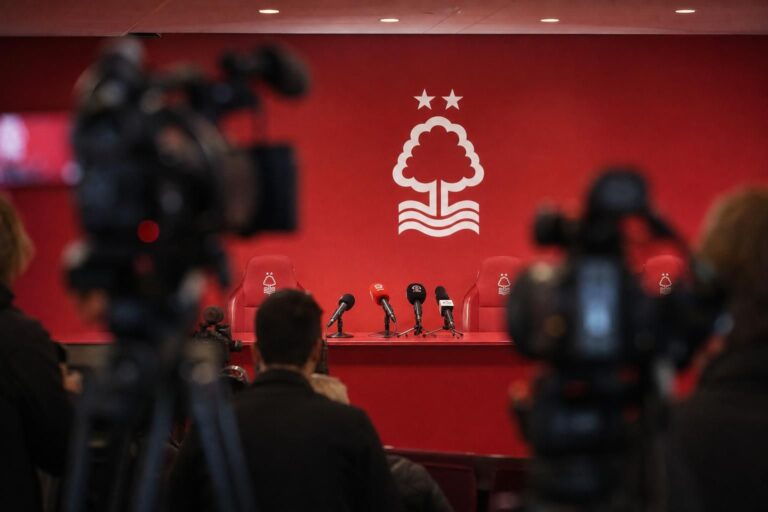 Persmoment bij Nottingham Forest rond de komst van Oliver Glasner