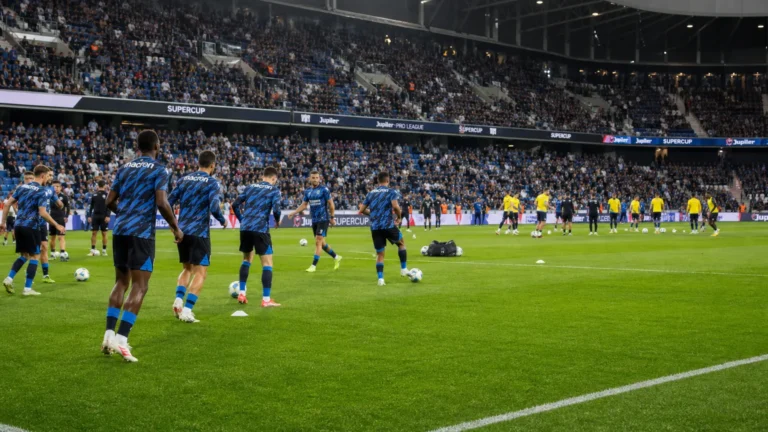 Club Brugge en Union werken in groep hun opwarming af in een gevuld stadion