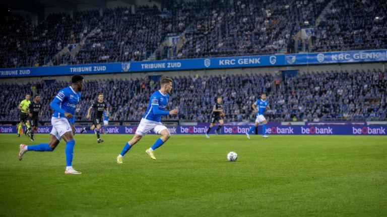 Brede wedstrijdscène met spelers van KRC Genk in het actuele thuistenue