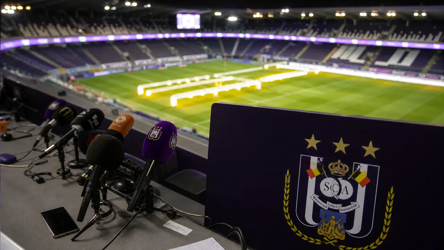 Sfeerbeeld van het Lotto Park rond contractgesprekken bij Anderlecht