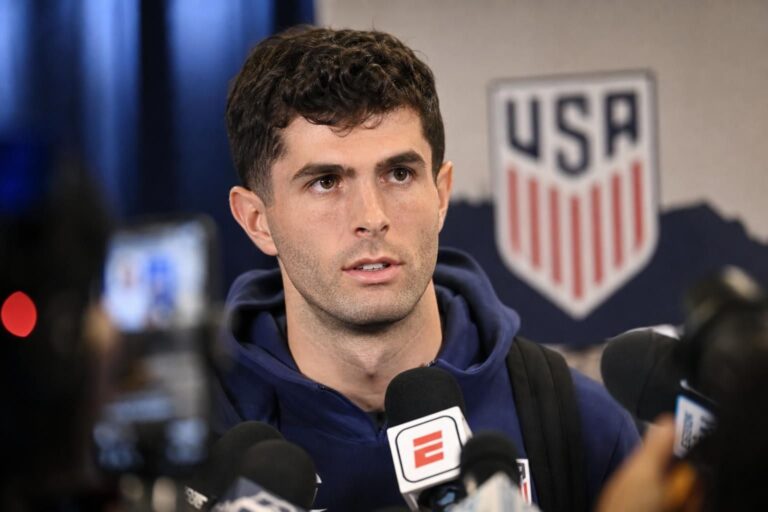 Christian Pulisic spreekt in een perscontext voor de Verenigde Staten richting de match tegen de Rode Duivels