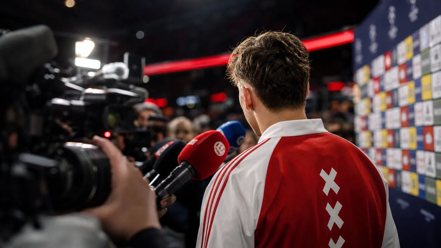 Mika Godts spreekt bij Ajax over de nieuwe structuur onder Míchel en de rol van Daley Blind.