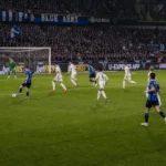 Breed wedstrijdbeeld met spelers van Club Brugge in een aanvallende fase