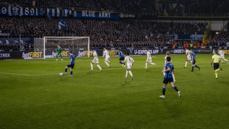 Breed wedstrijdbeeld met spelers van Club Brugge in een aanvallende fase