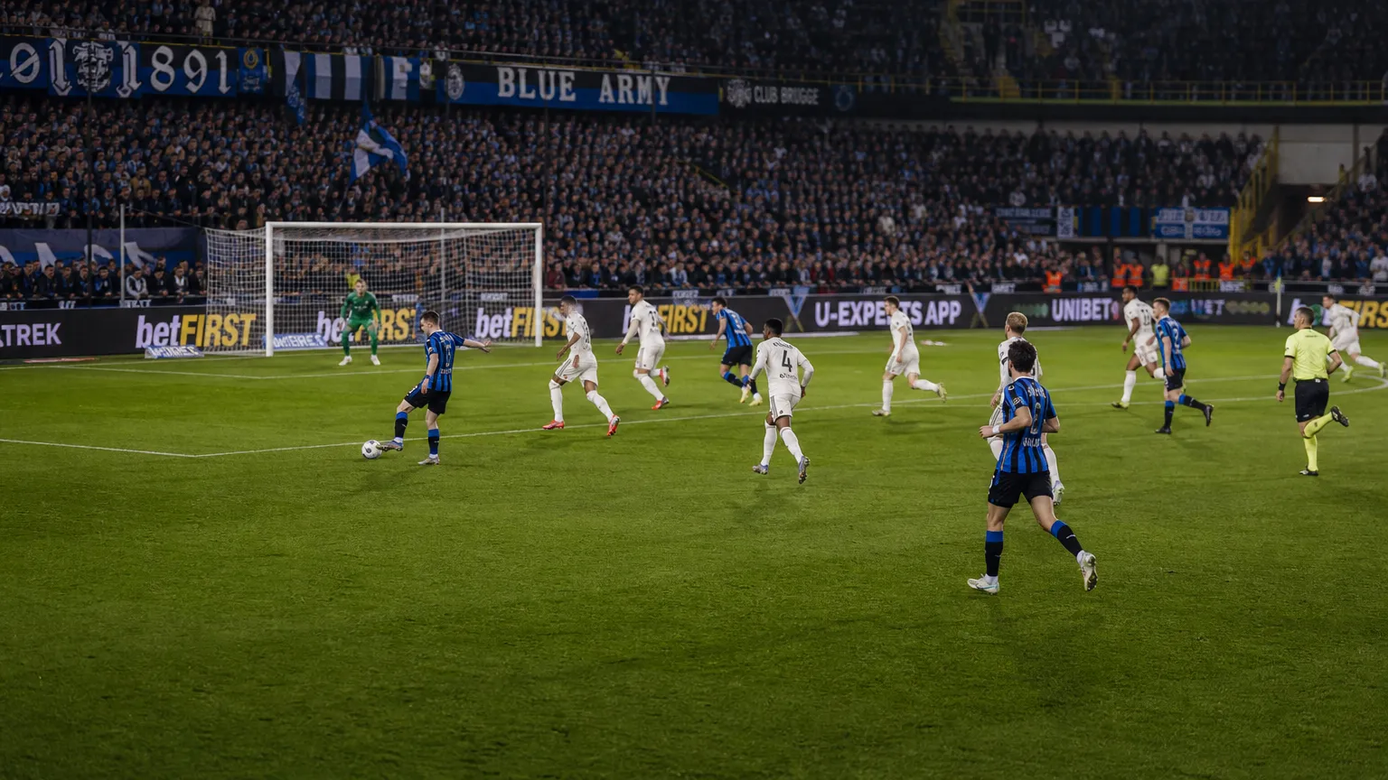 Breed wedstrijdbeeld met spelers van Club Brugge in een aanvallende fase