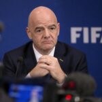 Gianni Infantino tijdens een gespannen persmoment rond FIFA-bestuur