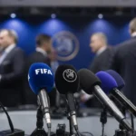 Tense persmoment rond Europees voetbalbestuur zonder herkenbare personen