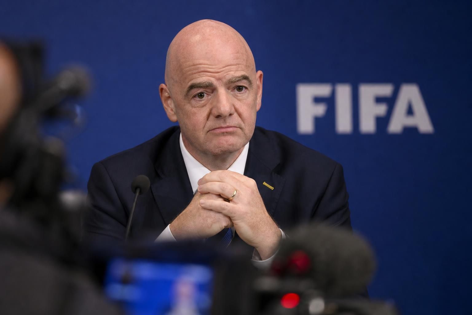 Gianni Infantino tijdens een gespannen persmoment rond FIFA-bestuur