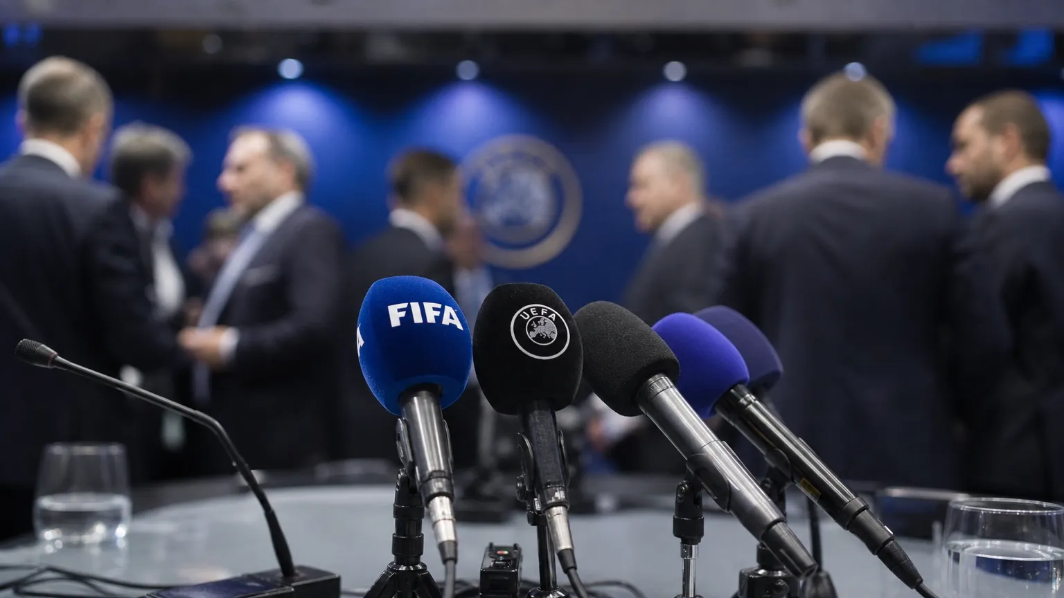 Tense persmoment rond Europees voetbalbestuur zonder herkenbare personen