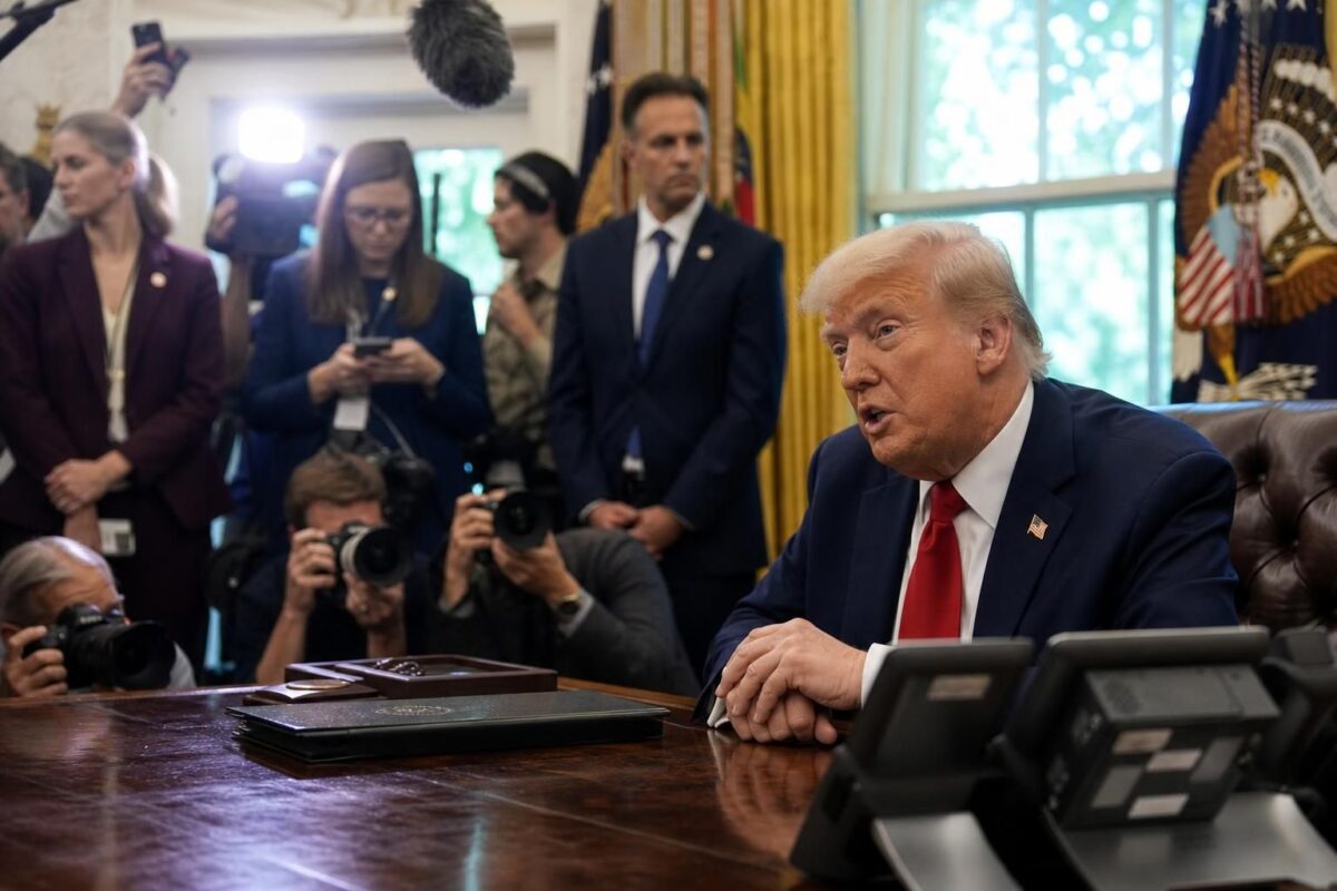 Donald Trump tijdens een gespannen persmoment over de zaak rond Folarin Balogun
