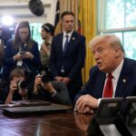 Donald Trump tijdens een gespannen persmoment over de zaak rond Folarin Balogun