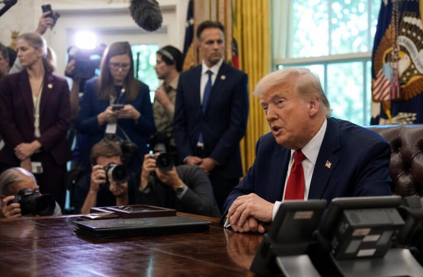 Donald Trump tijdens een gespannen persmoment over de zaak rond Folarin Balogun