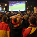 Supporters van de Rode Duivels beleven een nachtelijke WK-wedstrijd met gespannen sfeer