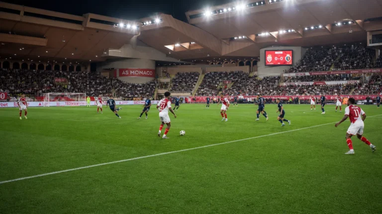 Spelers van AS Monaco tijdens een wedstrijd in hun thuisstadion