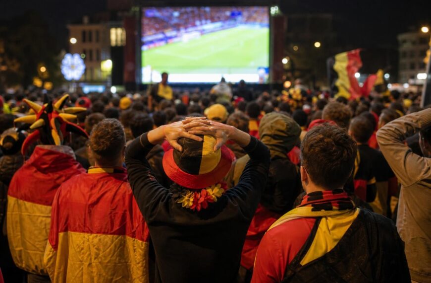 Supporters van de Rode Duivels beleven een nachtelijke WK-wedstrijd met gespannen sfeer