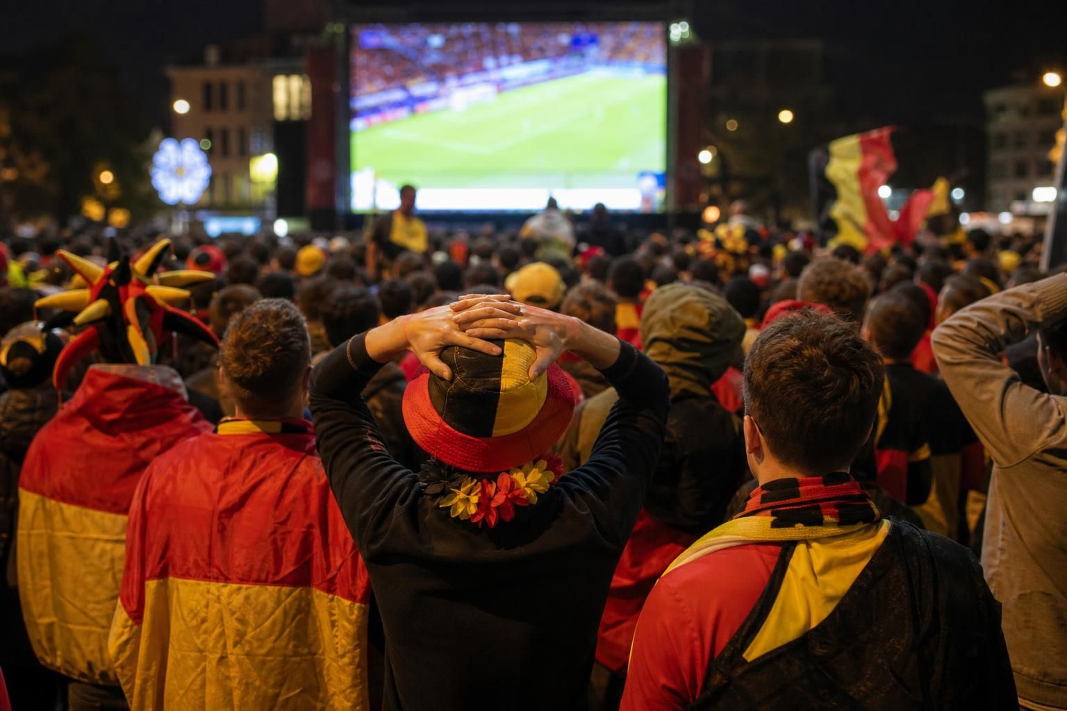 Supporters van de Rode Duivels beleven een nachtelijke WK-wedstrijd met gespannen sfeer