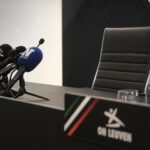 Gespannen persruimte rond OH Leuven met lege trainersstoel en microfoons
