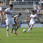Brede wedstrijdscène met de U20 van São Paulo in het officiële clubtenue