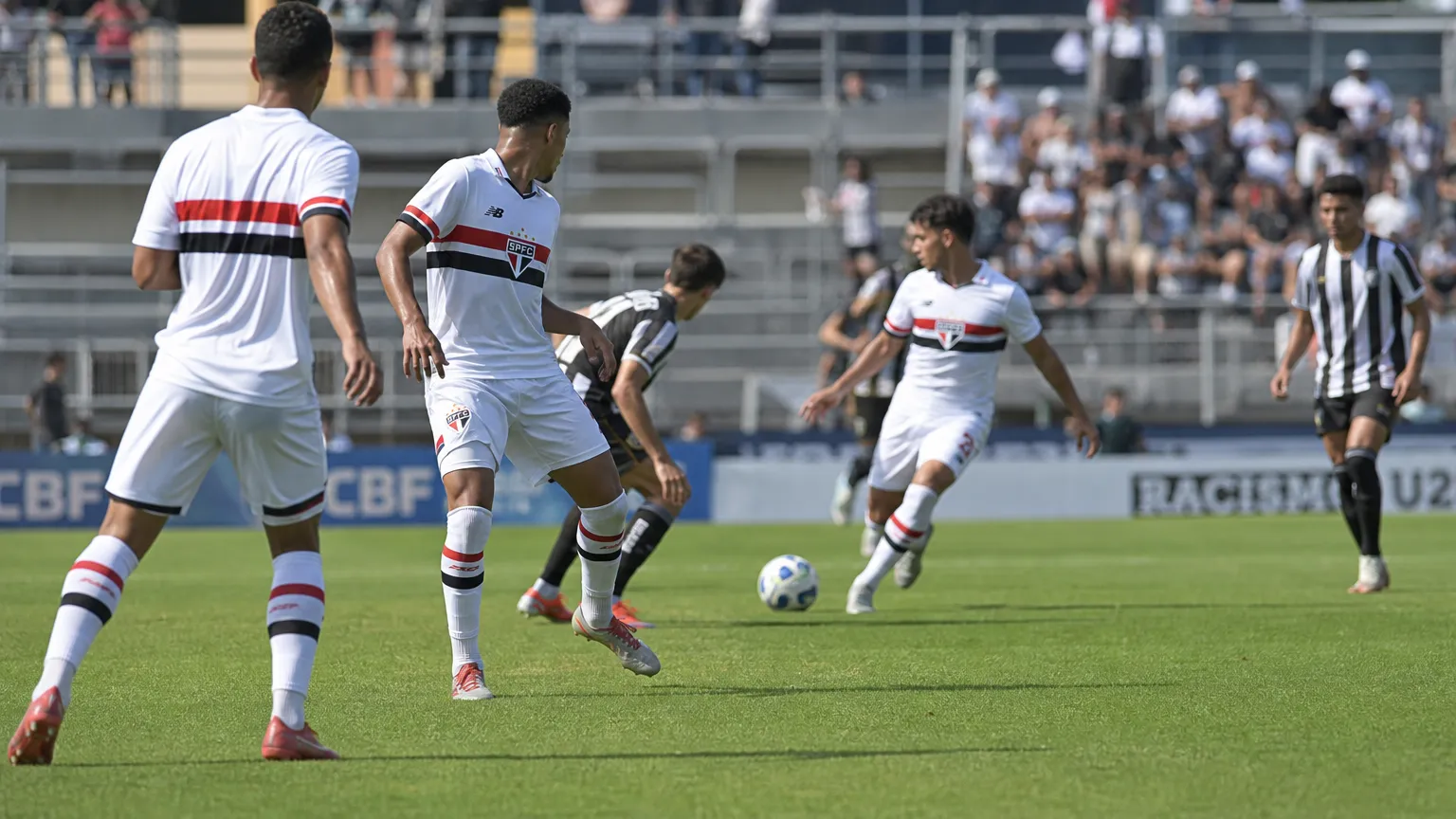 Brede wedstrijdscène met de U20 van São Paulo in het officiële clubtenue