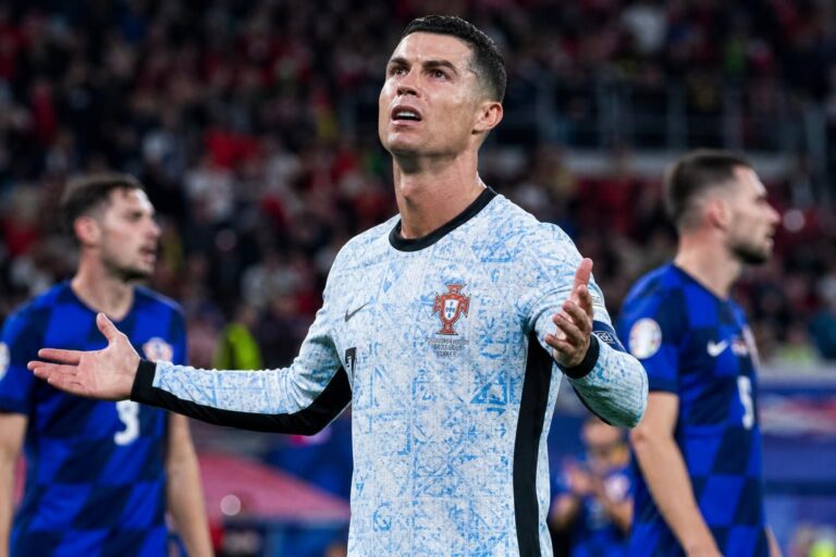 Cristiano Ronaldo in een gespannen WK-moment tussen Portugal en Kroatië