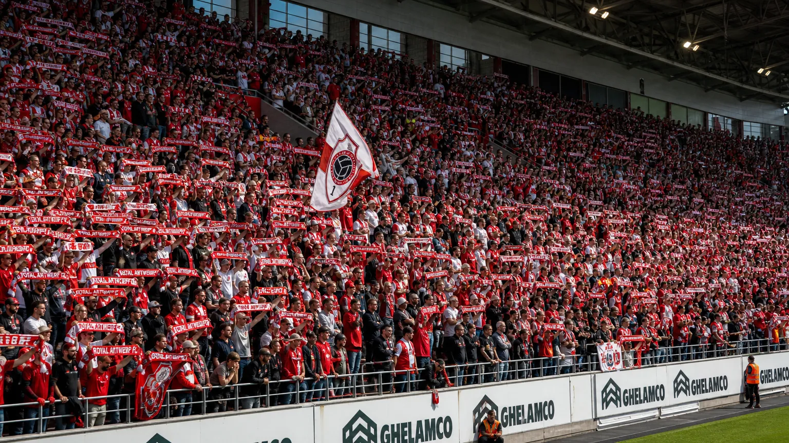 Supporters van Royal Antwerp FC in rood-witte clubkleuren op de Bosuil