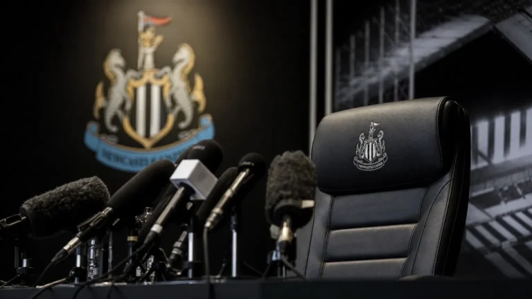 Perssfeer rond een mogelijke trainerswissel bij Newcastle United.