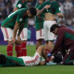 Medische verzorging op het veld tijdens een gespannen WK-wedstrijd van Mexico