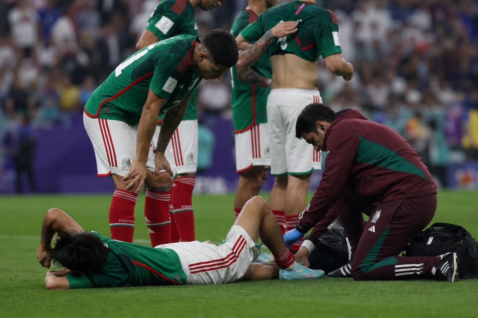 Medische verzorging op het veld tijdens een gespannen WK-wedstrijd van Mexico