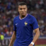 Kylian Mbappé reageert gespannen tijdens een wedstrijd van Frankrijk
