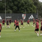 Brede training van de B-kern van River Plate op het oefenveld