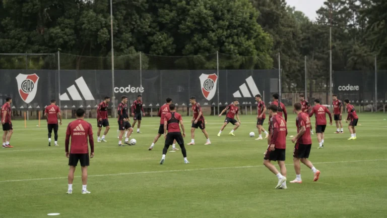 Brede training van de B-kern van River Plate op het oefenveld
