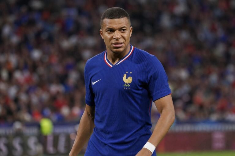 Kylian Mbappé reageert gespannen tijdens een wedstrijd van Frankrijk