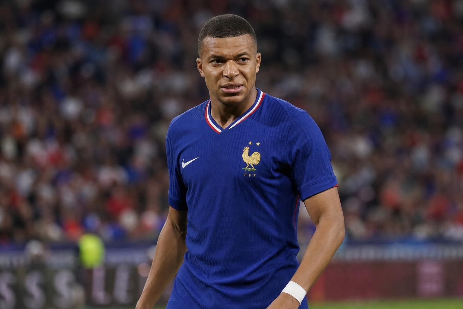 Kylian Mbappé reageert gespannen tijdens een wedstrijd van Frankrijk
