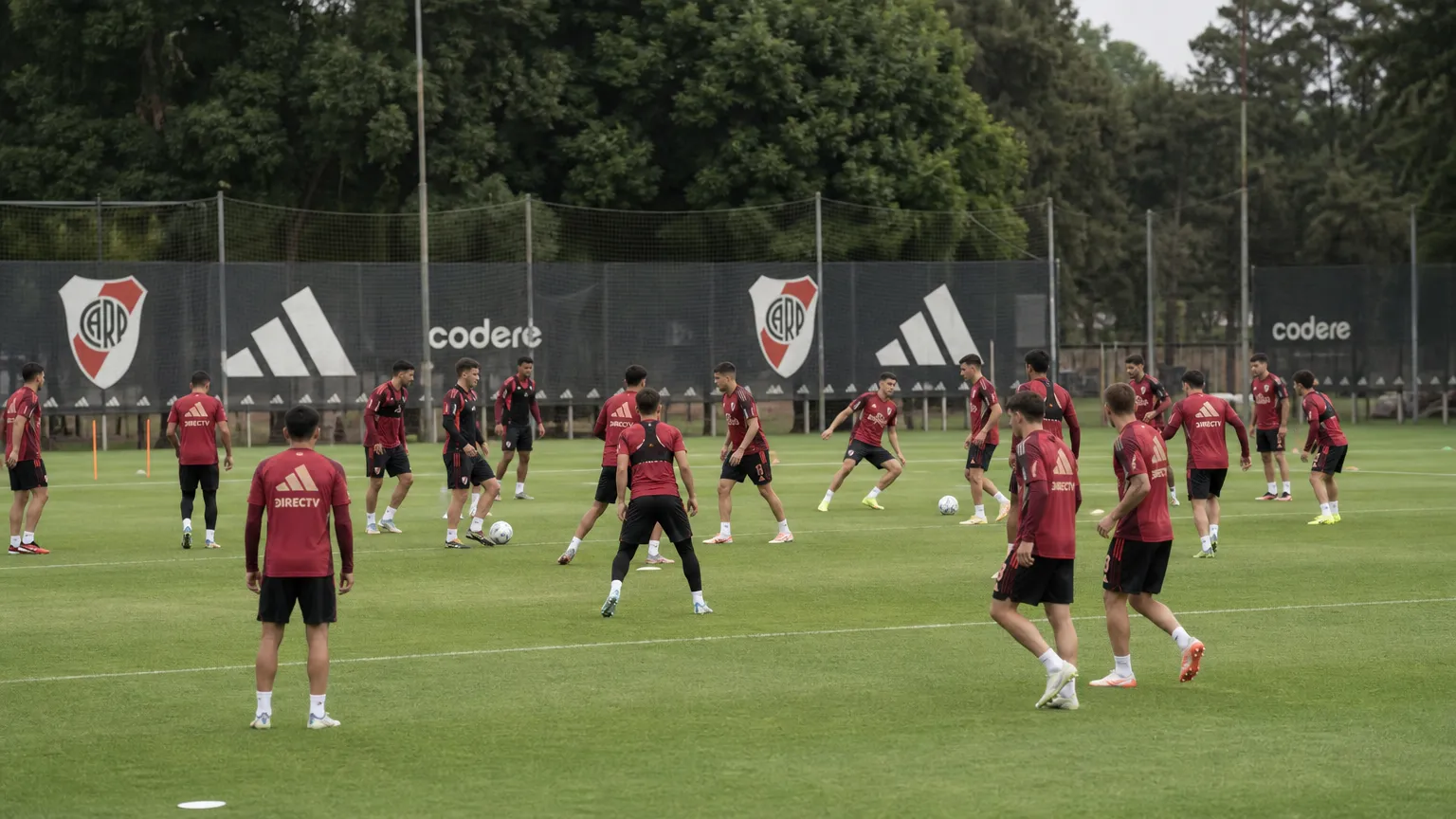 Brede training van de B-kern van River Plate op het oefenveld